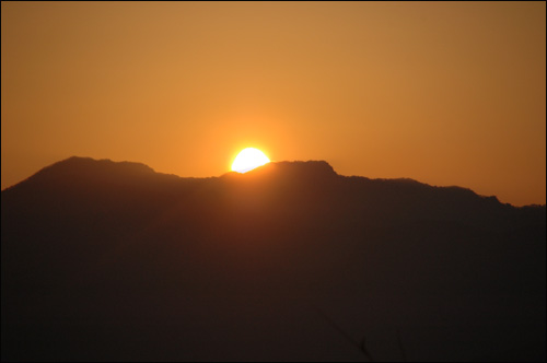 2009년 1월 1일 아침 7시43분경 방어산 비로자나불 앞에 뜬 새해 일출 광경. 

