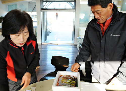 전국으로 돌산갓김치를 판매하고 있는  아내와 이훈제(55) 씨다. 상품화가 된것은 20년정도 되었단다.