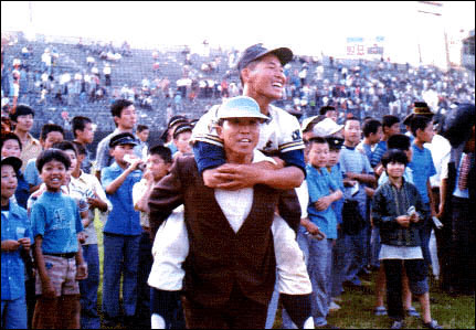 대구상고의 영웅, 이만수 1977년 청룡기 고교야구대회 MVP 이만수. 그는 대구의 아들이었고, 서민들의 우상이었다. 