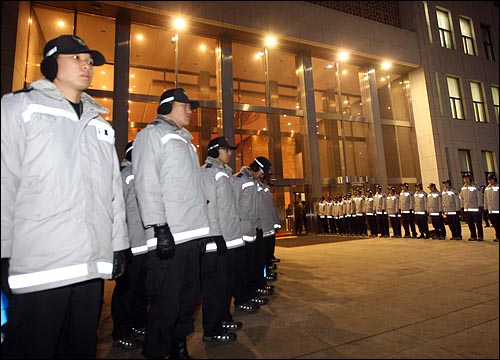 3일 오후 서울 여의도 국회의사당 현관 앞에 경찰병력이 배치되어 있다.
