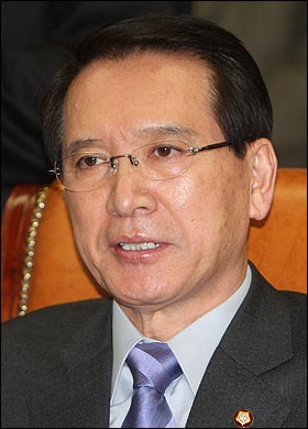 김형오 국회의장이 국회 정상화를 위해 "여야 협상대표가 다시 만나 조건 없이 대화해 줄 것" 요구하고 있다. 