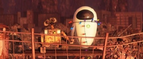  우주에서 온 로봇 이브와 즐거운 한 때를 보내는 월-E