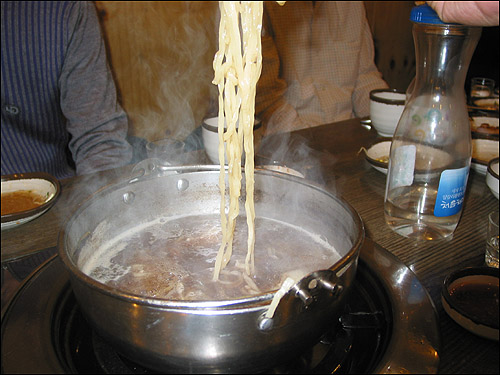 버섯데침 맛국물에 남은 버섯을 몽땅 다 집어넣고 칼국수를 보글보글 끓여먹는 맛도 그만이다
