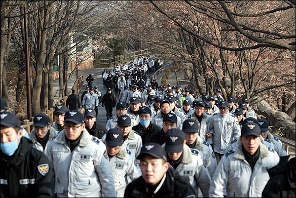 MBC노조원들이 남산 팔각정앞에 집결할 시간이 임박하자 경찰 수백명이 팔각정앞으로 모여들고 있다.