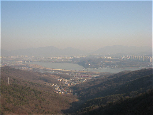 배산임수의 전통적인 마을인듯. 한강을 앞에 두고 아늑한 산이 병풍처럼 둘러쳐져 있어 편안함을 줄 듯하다. 친구는 아치울 마을에 살고 싶단다.