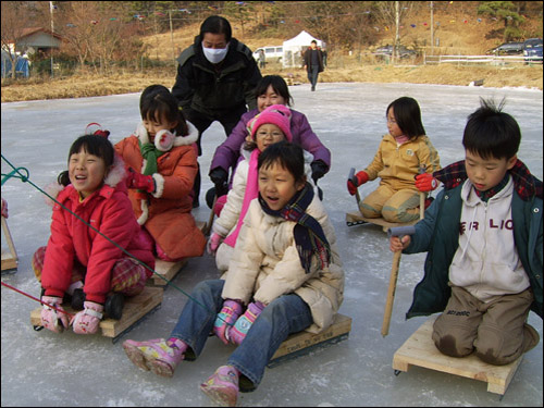  얼음썰매장에서 신난 어린이들 