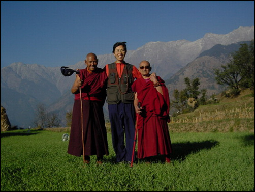 저자(조현)가 1년 동안 회사를 휴직하고 나를 찾아 떠난 길. 달라이 라마가 머물고 있는 히말라야 산간 도시 맥레오드 간지에서 티벳 승려들과 함께.
