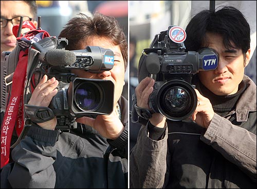  한나라당의 언론관계법 개정 강행처리 시도에 반발해 전국언론노조가 파업을 계속하고 있는 가운데 7일 오전 서울 남대문로 YTN사옥 앞에서 열린  YTN 구본홍 사장 퇴진 촉구 기자회견에서 MBC, YTN 카메라 기자가 카메라에 '언론장악저지' 띠와 낙하산 인사 반대하는 뜻으로 '낙하산 배지'를 붙이고 취재를 하고 있다.