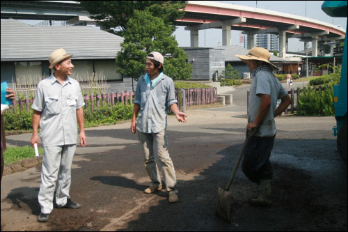 야다마씨 도시농업공원 경작지 담당 야마다씨(사진 왼쪽)가 일본 유기농협회 회원들과 비료 만드는 과정과 쓰일 양에 대해 상의하고 있다. 경작에 쓰이는 비료는 물론 유기농으로 만들어진다.
