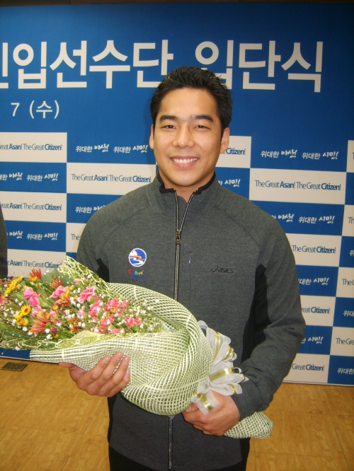  7일 아산시청 직장체육팀에 입단, 축하 꽃다발을 들고 환하게 웃고 있는 이배영 선수.