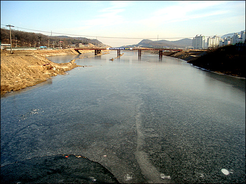 시천교에서 한강쪽으로 바라본 굴포천, 얼음이 얼었다. 운하가 되어도 이렇게 얼것이다.