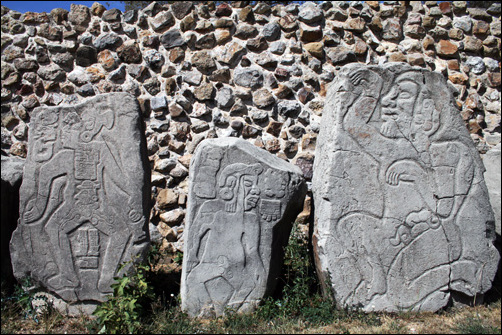 Edificio de los Danzantes  춤추는 남자들의 비석. 하지만 이것이 춤을 추는 장면인지는 논란이 있다.
