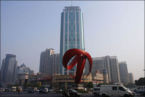 1980년대만 해도 논두렁만 즐비했던 쑤저우 경제개발구는 중국 최고의 첨단 신도시로 변모했다.