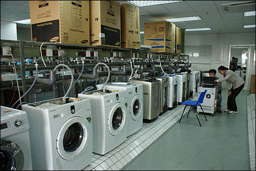 신형 세탁기 개발이 한창인 삼성전자 쑤저우공장 R&D센터. 삼성전자는 세계 500대 기업으로는 처음으로 공업원구에 입주했다.