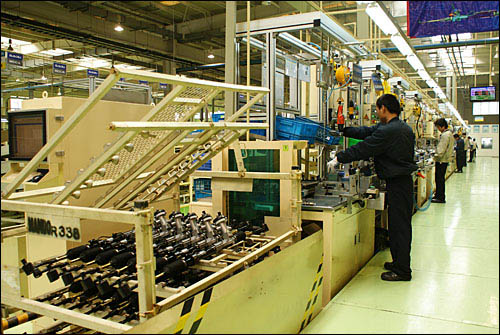 자동화된 생산 현장에서 제품 조립에 힘쓰는 만도기계 쑤저우공장 노동자들. 만도기계는 투자 3년만에 순이익을 창출했다.
