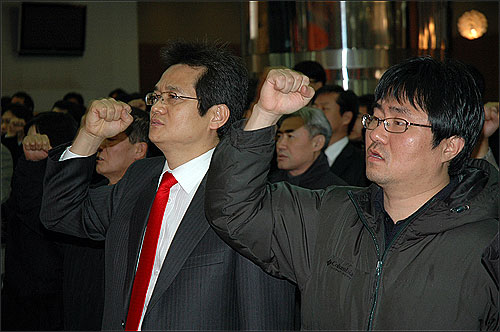 12대 KBS 노동조합 강동구 위원장(왼쪽)과 최재훈 부위원장이 '임을 위한 행진곡'을 부르고 있다.