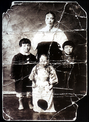 일본큐우슈우 후쿠오카현 치쿠호(筑豊) 탄광에 강제연행되어 혹사당하다 사망한 한국인 노동자의 품에서 나온 가족사진.