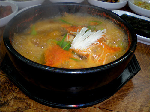 국물 맛이 시원하고 살살 녹는 국민생선 생태탕으로 쓰린 속 한번 시원하게 풀어보자.