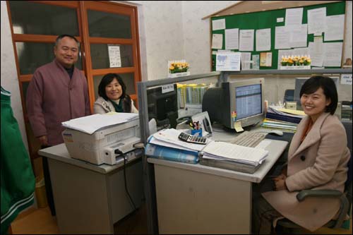 외국인노동자인권복지회 사무실. 안건수 소장(왼쪽부터) 김미나 간사, 최한나 씨 