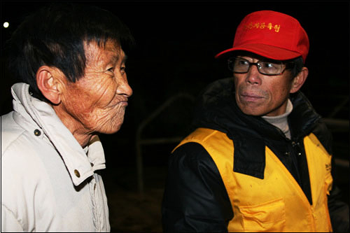 윤창선(77)씨 송아지값도 안 쳐 주는 큰소값에 침묵하는 축산농민