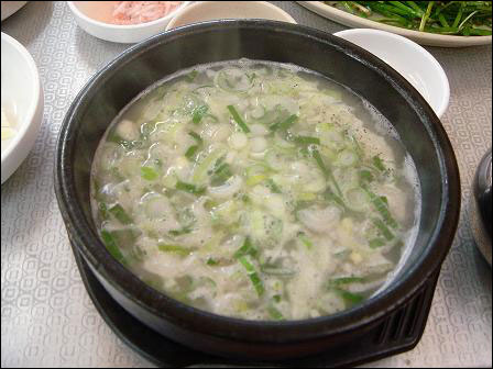 창녕 학천돼지국밥은 밀양돼지국밥과 달리 맑은 국물에 대파를 가득 넣어준다.