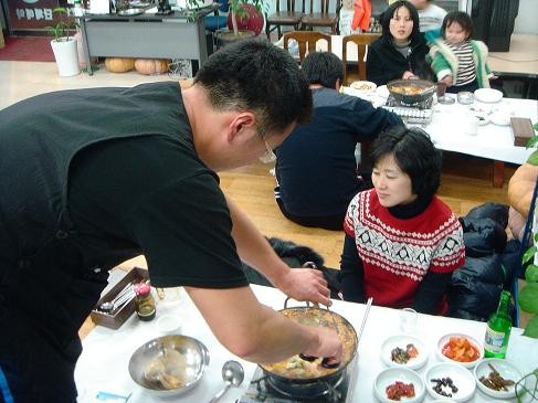 친절한 서빙  매운탕을 시키면 주인 장 아들(호강민)내외가 친절하게 서빙해 준다.