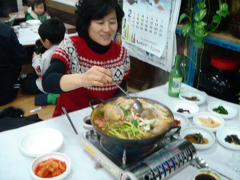 해물탕 맛보기 충분히 다 끓었으면 이제 해물탕 맛보기만 남았다.