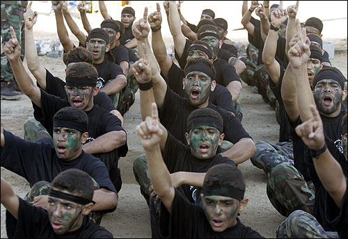 지난해 8월 가자시티에서 군사훈련을 받고있는 하마스의  젊은 대원들.