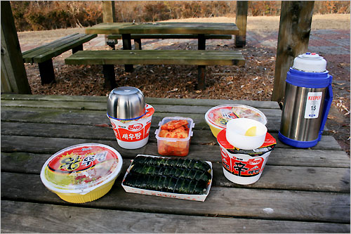 등나무아래 벤치에 점심상을 차렸다. 컵라면과 김밥 과일 몇 개가 전부이지만 그 어느 성찬보다 더 좋다.