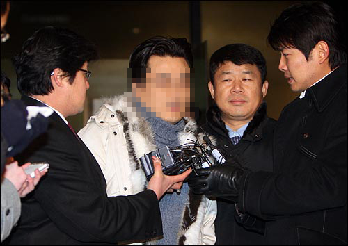 인터넷 논객 '미네르바' 박 모 씨가 10일 저녁 서울 서초동 서울중앙지검찰청을 나서며 기자들의 질문에 답하고 있다.