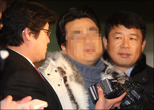 인터넷상에 허위사실을 유포한 혐의(전기통신기본법 위반)로 구속영장이 발부된 인터넷 논객 '미네르바' 박 모 씨가 10일 저녁 서울 서초동 서울중앙지검찰청을 나서며 기자들의 질문에 답하고 있다.