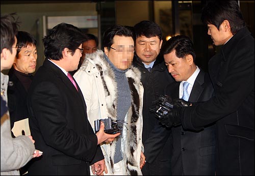 인터넷상에 허위사실을 유포한 혐의(전기통신기본법 위반)로 구속영장이 발부된 인터넷 논객 '미네르바' 박모씨가 지난 1월 10일 저녁 서울 서초동 서울중앙지검찰청을 나서며 기자들의 질문에 답하고 있다.