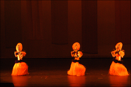 우정출연한 서울지부 벨리댄서들이 하와이안의 훌라댄스와 폴리네시아인들이 폴리네시안 댄스를 선보여주고 있다.