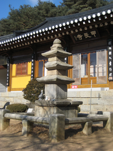 갑장사에는 3층 석탑만 문화재로 지정되어 있다.