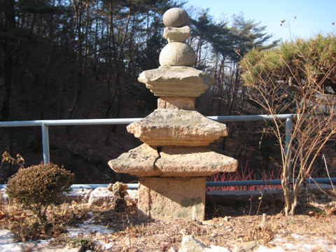 화북면 미타사에 있는 석탑 주변에는 또다른 석탑 부재도 있다.