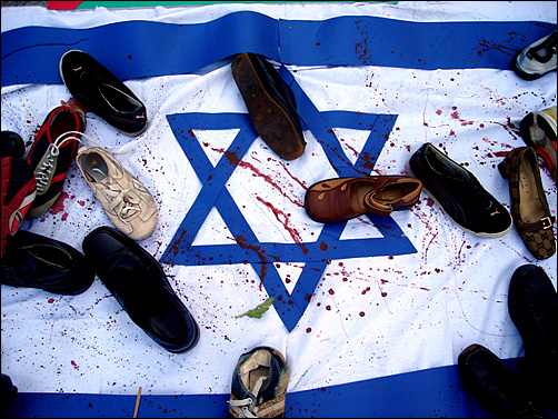 야만적인 이스라엘은 가자지구를 팔레스타인인들의 피로 물들이고 있다.