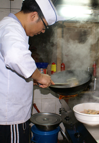 주방에서는 독특한 맛을 내기위해 요리가 한창이다.

