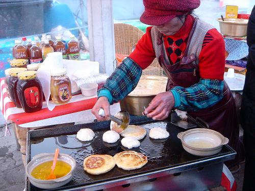 겨울철 별미인 호박호떡은 그 맛깔스런 향과 듬직한 크기로 하나만 먹어도 배부르다.