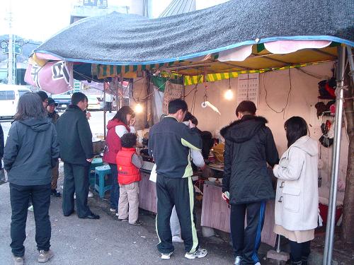 막 목욕을 마치고 나온 손님들이 오뎅가게로 들이닥쳤다.