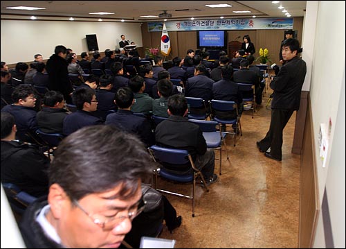  '경인운하 건설단' 개소식을 기자들이 취재하려 하자, 직원들이 '비공개 업무보고'라며 출입문을 걸어 잠그고 있다.