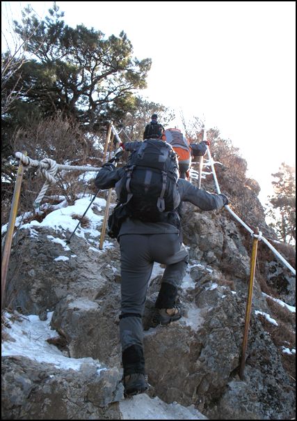 암릉구간으로 이어지는 칼바위능선 추운 날씨에 이곳 제2등산로 코스는 암릉구 간으로 이어지고 있어 안전사고 대비를 하며 조심을 하며 암릉 구간 산행을 하고 있다.