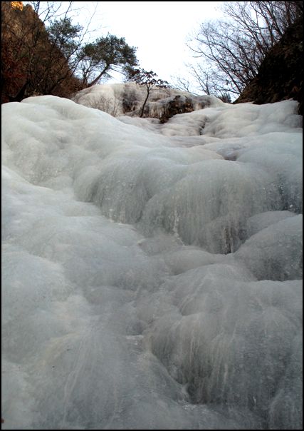 표범폭포 빙벽 여름철이면 거대 표범폭포가 장관을 이룬다 월동기에는 이곳 표범폭포 빙벽에서 빙벽 훈련을 할 수 있다.