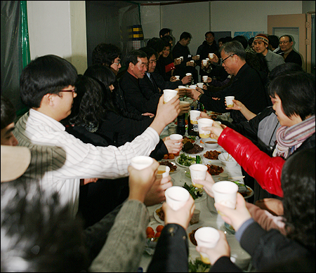 건배! 새해에도 꿋꿋하게 힘 모아 모두 열심히 정진합시다!