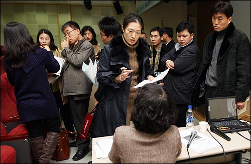  13일 오후 서울 동대문구 경희대학교 청운관에서 교육과학기술부 주최로 대학생들에게 해외 인턴십 기회를 제공해 주는 '대학생 글로벌 현장학습 사업 설명회'에 전국 각 대학교에서 참석한 교직원들이 설명회가 끝난뒤 문의를 하고 있다.