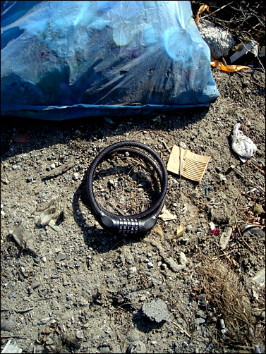 수도권 쓰레기매립지 수송도로 변에서 잃어버린 자물쇠를 되찾았다.