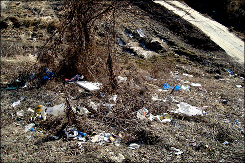 겨울이 되자 오래 방치된 쓰레기들이 모습을 드러내고 있다.