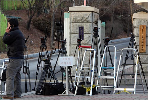 '미네르바' 박씨의 석방 여부를 취재하기 위해 서울구치소앞에 촬영기자들의 삼각대와 사다리가 포토라인에 줄지어 세워져 있다.