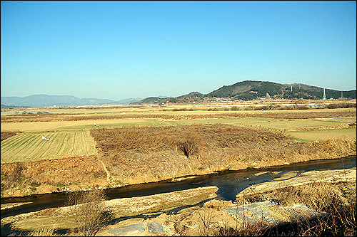  경북 구미시 낙동강 정비 선도사업지구. 구미시는 해평습지 배후인 이 하천부지를 개발해 종합운동장, 축구장, 야구장 등 체육시설을 집중도입할 계획이다. 