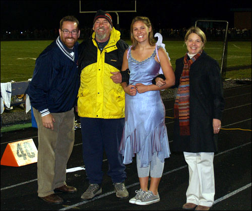 작년 가을 홈커밍데이 풋볼 경기 때 졸업반인 말리는 밴드 선생님(맨 왼쪽), 부모님과 함께 사진을 찍었다. 하지만 말리에게는 더 이상 엄마가 계시지 않는다. 
