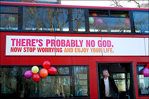 <만들어진 신>의 저자 리차드 도킨스 교수가 '아마도 신은 없을 것이다. 걱정 말고 인생을 즐겨라'라는 광고가 부착된 버스에 올라 서있다.